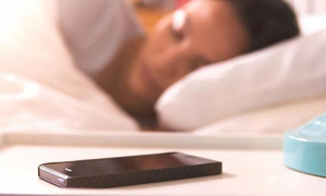 Μην αφήνετε το <br> κινητό δίπλα σας <br> όταν κοιμάστε