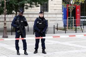 3 νεκροί και 4 <br> τραυματίες από επίθεση <br> ενόπλου στο Παρίσι