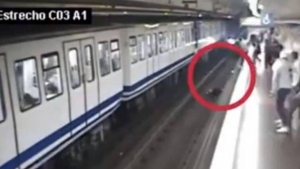 Χάζευε στο κινητό <br> κι έπεσε στις ράγες <br> του μετρό (βίντεο)