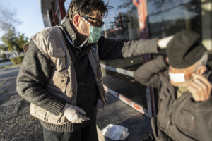 Οι &#039;&#039;Γιατροί του Κόσμου&#039;&#039; <br> μοίρασαν μάσκες <br> σε αστέγους στην Αθήνα