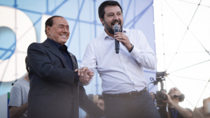 Μπερλουσκόνι και Σαλβίνι <br> συγχωνεύουν τα <br> κομματά τους στην Ιταλία