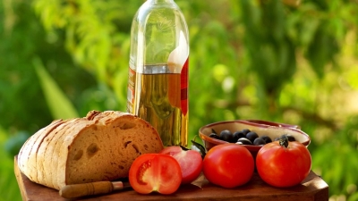 Η Μεσογειακή διατροφή <br> οδηγεί σε γεράματα <br> με καλή υγεία