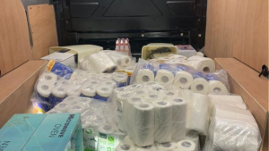 Συνελήφθησαν ληστές  με φορτηγάκι γεμάτο  χαρτιά τουαλέτας