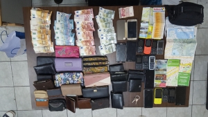 Κορίτσια 14 ετών <br> ξάφριζαν πορτοφόλια <br> και κινητά