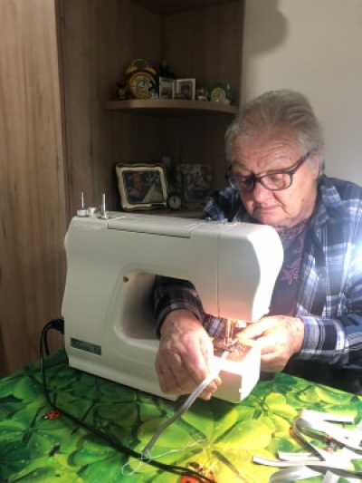 Η 83χρονη γιαγιά <br> που ράβει μάσκες <br> για τους γιατρούς
