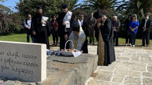 Γονάτισε στον τάφο <br> του Νίκου Καζαντζάκη <br> ο Αρχιεπίσκοπος Κρήτης
