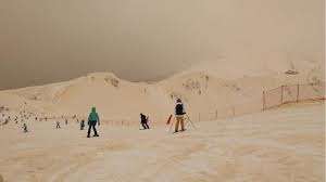 Η αφρικανική σκόνη <br> &#039;&#039;έβαψε&#039;&#039; πορτοκαλί <br> το χιόνι (βίντεο)