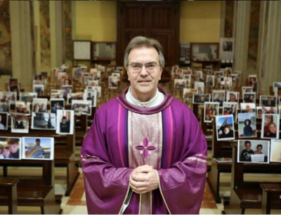 Ο ιερέας που κάνει <br> λειτουργία με selfies <br> των πιστών! (pic)