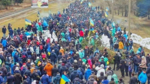 Λαοθάλασσα Ουκρανών  πολιτών φράζει την  είσοδο στο στρατό