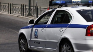 Έντιμος αστυνομικός βρήκε <br> και παρέδωσε πορτοφόλι <br> με 2700 ευρώ