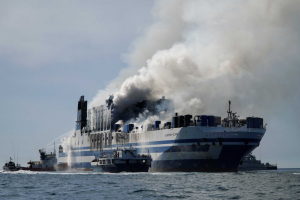 Βρέθηκε ζωντανός <br> επιβάτης στο <br> πυρακτωμένο πλοίο