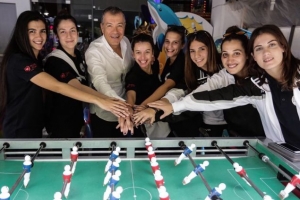 Ο Σταύρος Θεοδωράκης <br> έπαιξε ποδοσφαιράκι <br> με γυναίκες!