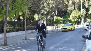 Με ηλεκτρικό ποδήλατο <br> πήγε στον πρωθυπουργό <br> ο δήμαρχος Τρικάλων