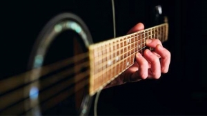 Μουσικός παραδίδει <br> μαθήματα κιθάρας <br> σε αρχάριους