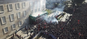 Χάος στην Αλβανία <br> Ογκώδης διαδήλωση <br> κατά του Ράμα