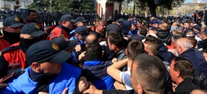 Ταραχές στην <br> Αλβανία Ο λαός <br> ζητεί εκλογές