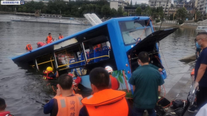 Λεωφορείο έπεσε <br> σε λίμνη <br> 21 μαθητές πνίγηκαν