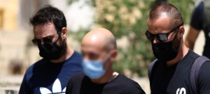 Την παραίτηση Χρυσοχοίδη <br> ζητεί ο ΣΥΡΙΖΑ για <br> τον αστυνομικό βιαστή