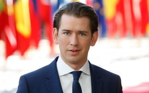 Τίτλοι τέλους για τον <br> Αυστριακό πολιτικό Κουρτς <br> με το μπριλ κριμ