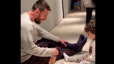 Ο Λιονέλ Μέσι με <br> τις κάλτσες παίζει με <br> τον γιό του (εικόνα)