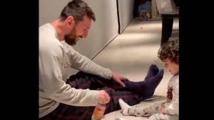 Ο Λιονέλ Μέσι με  τις κάλτσες παίζει με  τον γιό του (εικόνα)