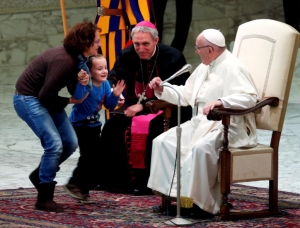 Ο Πάπας ξεκαρδίζεται <br> στα γέλια με <br> άτακτο πιτσιρίκι (βίντεο)