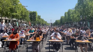 Υπαίθριος διαγωνισμός <br> γνώσης στο Παρίσι για <br> το ρεκόρ Γκίνες (video)