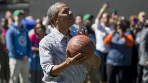 Πουλήθηκε 120.000 <br> δολάρια η φανέλα <br> μπάσκετ του Ομπάμα