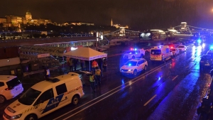 Ανατροπή ποταμόπλοιου <br> στην Ουγγαρία <br> 8 νεκροί και αγνοούμενοι