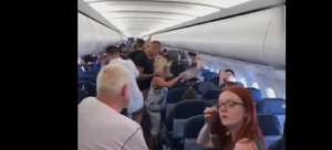 Εγκλωβίστηκαν 214 <br> τουρίστες σε αεροπλάνο <br> στη Ζάκυνθο (εικόνα)