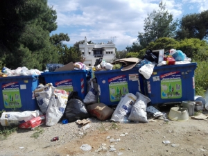 ''Τίγκα'' οι κάδοι  ανακύκλωσης στην  Αρτέμιδα (εικόνες)