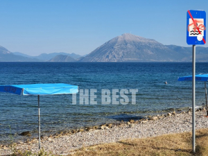 Δήμος έβαλε ομπρέλες  σε παραλία που  απαγορεύεται το κολύμπι