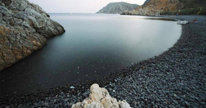 H Eλληνική παραλία που <br> απαγορεύεται να πάρεις <br> έστω κι ένα βότσαλο!