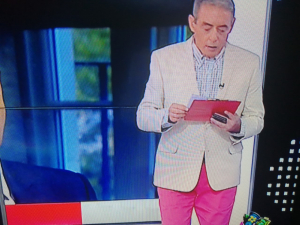 ''Μας πέθανε'' ο Ιορδάνης  Χασαπόπουλος με  το ροζ παντελόνι (εικόνα)