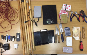 Μαχαίρια, λεπίδες και <br> κινητά στα κελιά των <br> τρομοκρατών στις φυλακές
