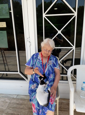 Η Μαίρη Λίντα <br> σήμερα με τη <br> γατούλα της Έντι (εικόνα)
