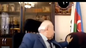 75χρονος βουλευτής  θωπεύει online τη  γραμματέα του (video)