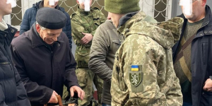 80χρονος Ουκρανός <br> πάει να πολεμήσει <br> για τα εγγόνια του!