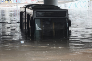 Τριτοκοσμική εικόνα <br> στην Αθήνα Λεωφορείο <br> καλύφθηκε από το νερό