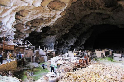 Το χωριό με τους <br> 18 κατοίκους μέσα <br> σε σπηλιά (εικόνες)
