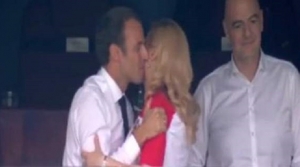 Το &#039;&#039;καυτό&#039;&#039; φιλί <br> του Μακρόν στην <br> πρόεδρο της Κροατίας