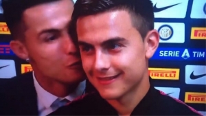Το on air φιλί <br> του Ρονάλντο <br> στον Ντιμπάλα (εικόνα)
