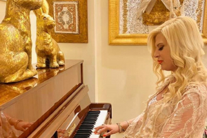 Η Μαρίνα Πατούλη <br> παίζει πιάνο ντυμένη <br> υπερπαραγωγή (pic)