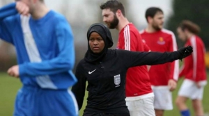 H γυναίκα διαιτητής <br> με τη μαντήλα <br> στην Αγγλία (εικόνα)