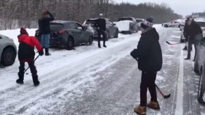 Καναδοί οδηγοί <br> παίζουν χόκει <br> στον δρόμο (βίντεο)