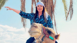 Βόλτα με καμήλα <br> έκανε η Άντζελα <br> Δημητρίου (εικόνα)