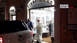 Paparazzi ''έκανε  τσακωτό'' τον Πάπα  Φραγκίσκο (εικόνα)