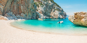 Πρόστιμο 1000 ευρώ <br> σε τουρίστα που πήρε <br> λευκή άμμο από παραλία