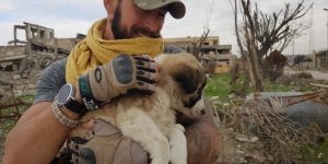 Ο διασώστης και  το κουτάβι που  έσωσε στη Συρία