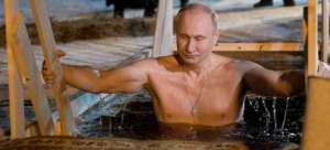 Βούτηξε για τον <br> Σταυρό ο Πούτιν <br> σε παγωμένη λίμνη